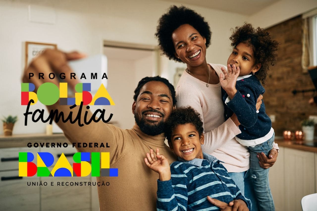 Imagem familia reunida feliz.