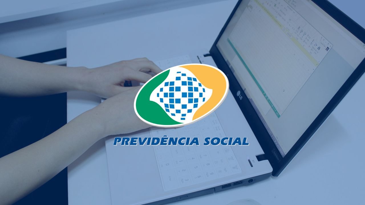 Imagem um beneficiário tirando um extrato do INSS pela internet