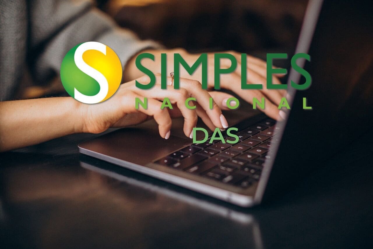 IImagem notebook sobre a mesa e a logo simples nacional