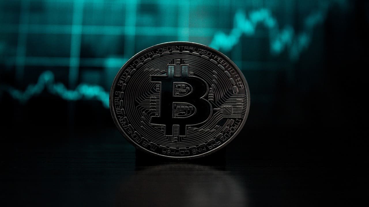 Imagem da logo do bitcoin e uma cadeia de redes segura.