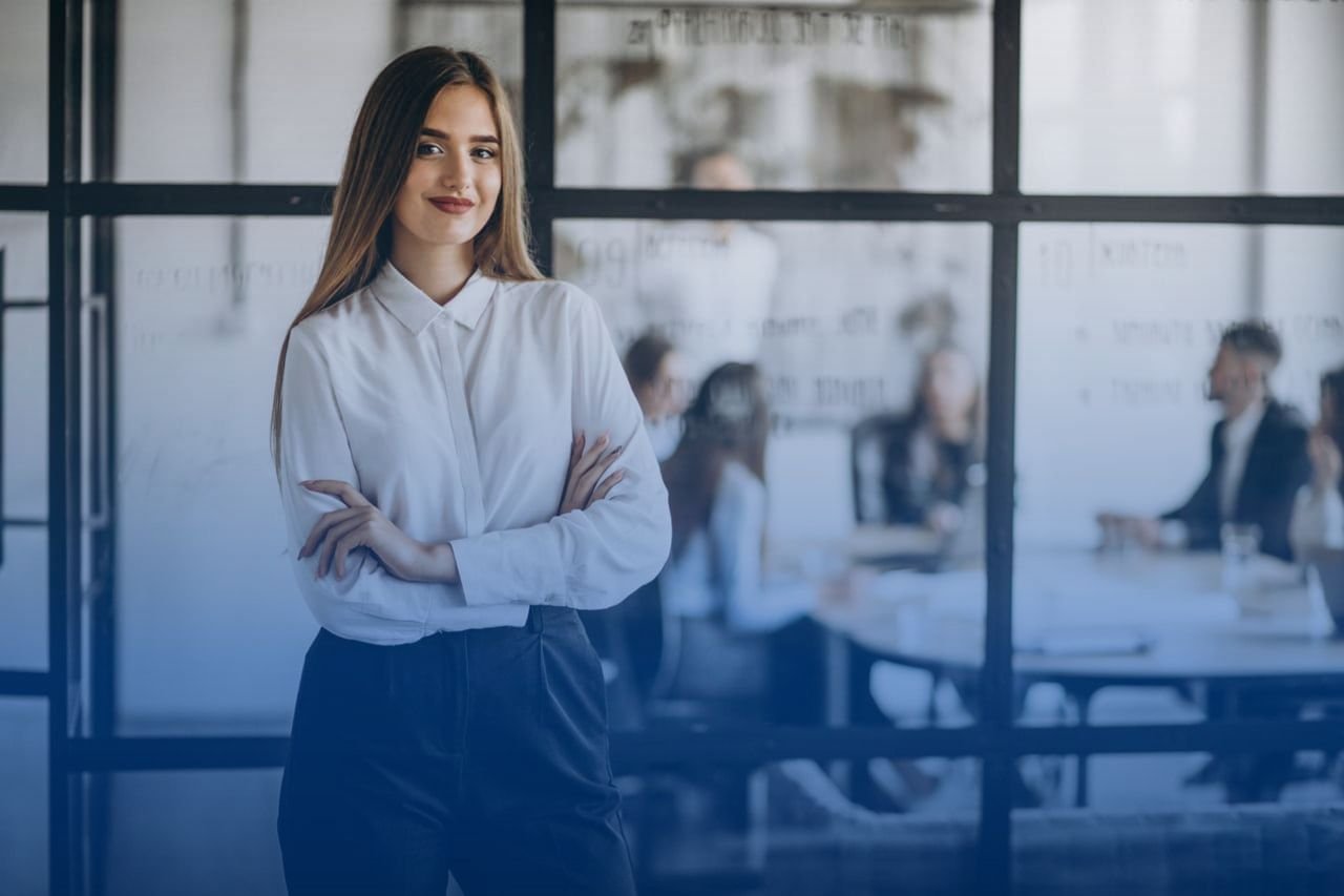 Imagem de uma mulher microempreendedora.