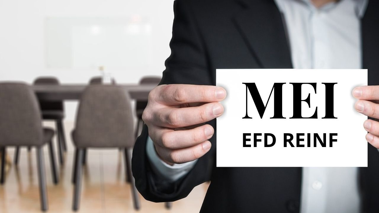 Imagem de um empresario segurando uma placa com uma informação mei obrigado a declarar EFD REINF