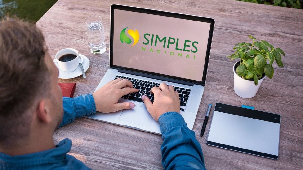 Imagem computador e na tela a logo simples nacional guia completo